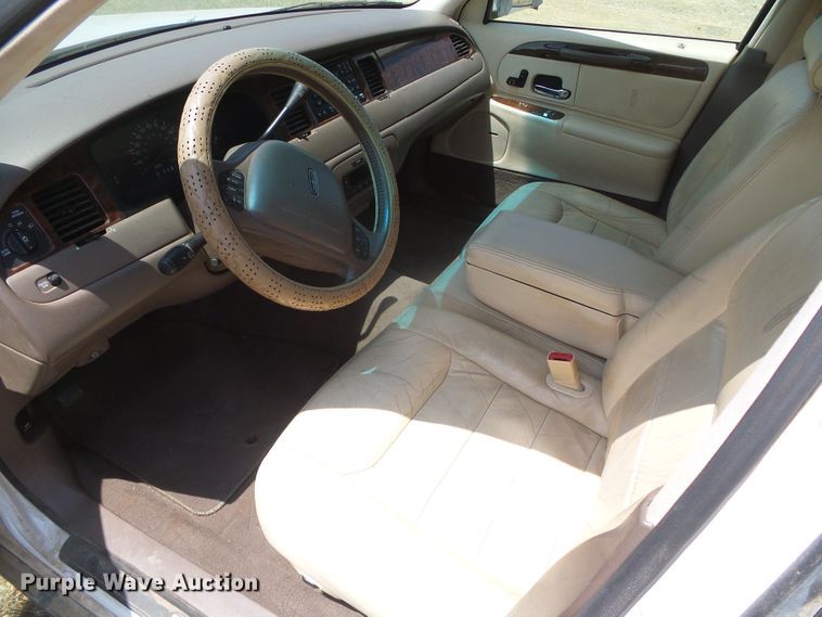 image for item DD0467 1998 Lincoln Town Car Signature