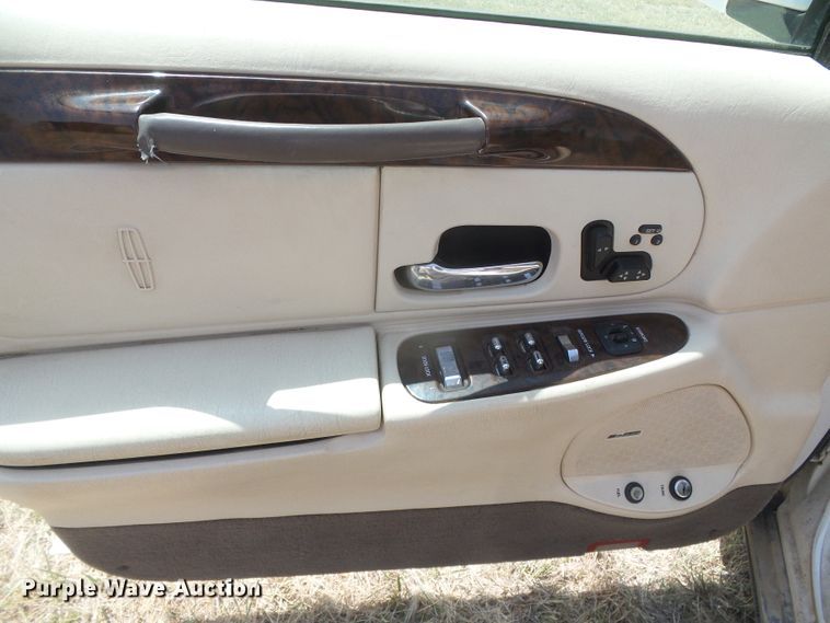 image for item DD0467 1998 Lincoln Town Car Signature