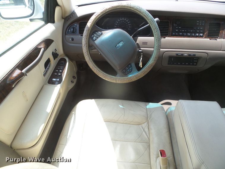 image for item DD0467 1998 Lincoln Town Car Signature
