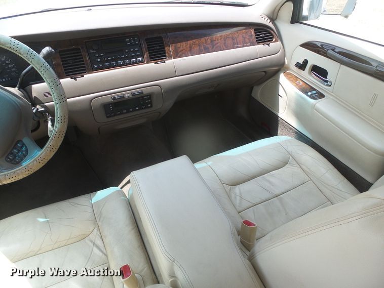 image for item DD0467 1998 Lincoln Town Car Signature