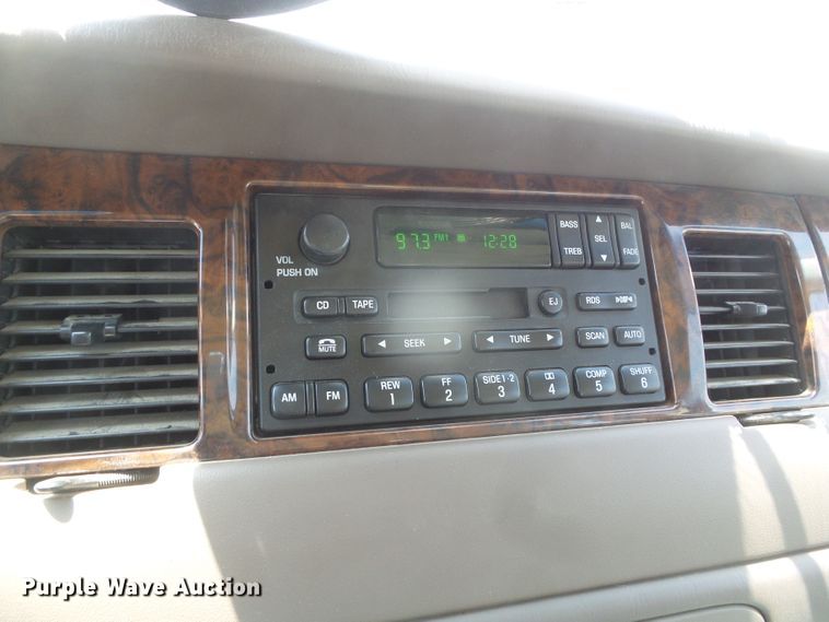 image for item DD0467 1998 Lincoln Town Car Signature