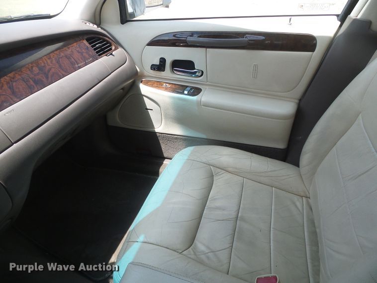 image for item DD0467 1998 Lincoln Town Car Signature