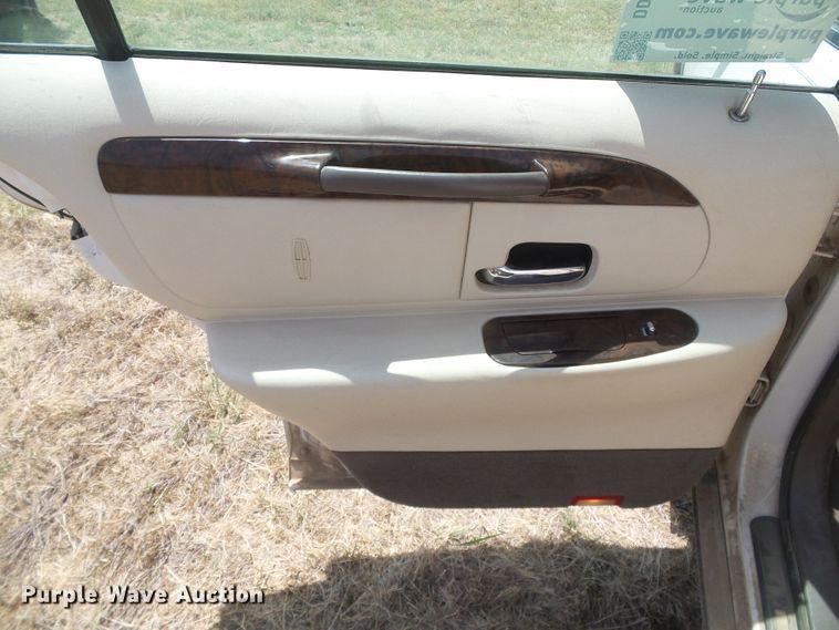 image for item DD0467 1998 Lincoln Town Car Signature