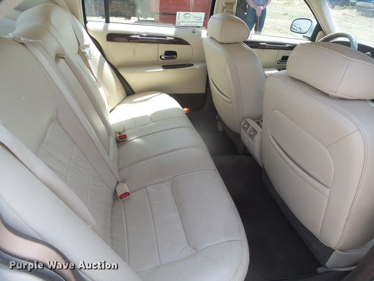 image for item DD0467 1998 Lincoln Town Car Signature