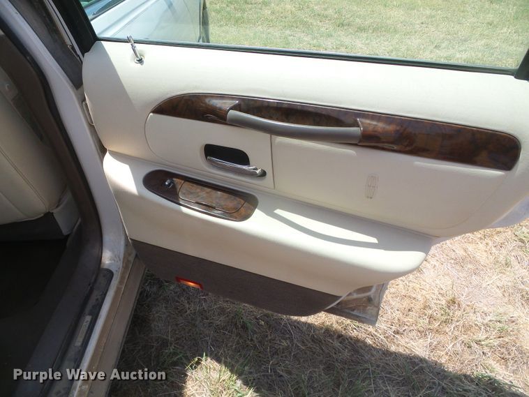image for item DD0467 1998 Lincoln Town Car Signature