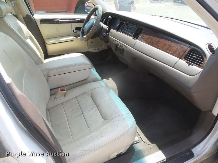 image for item DD0467 1998 Lincoln Town Car Signature