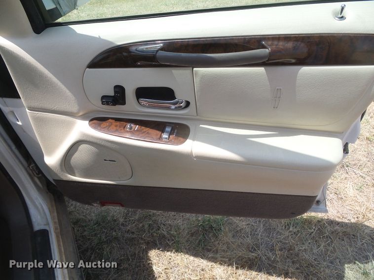 image for item DD0467 1998 Lincoln Town Car Signature