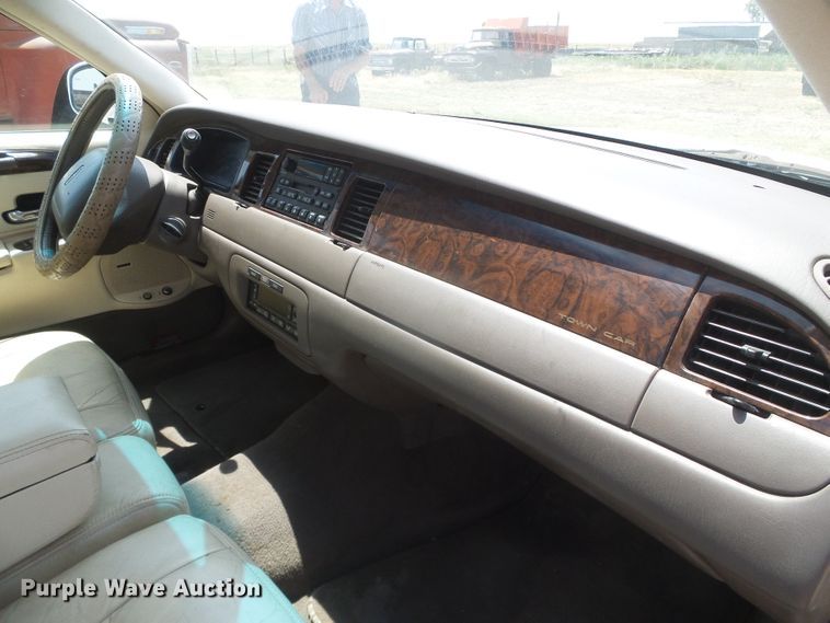 image for item DD0467 1998 Lincoln Town Car Signature