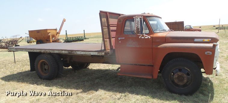 image for item DD0468 1971 Ford 600  dump flatbed truck