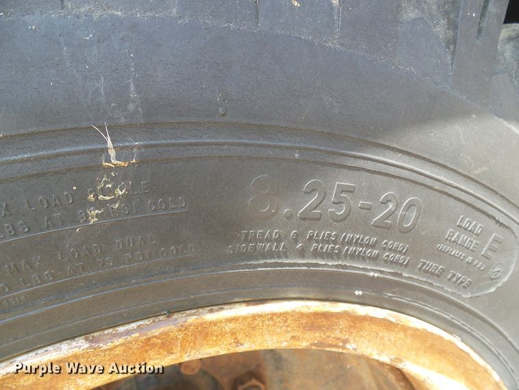 image for item DD0468 1971 Ford 600  dump flatbed truck