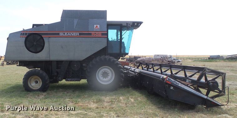 image for item DD0470 1994 Gleaner R62 combine