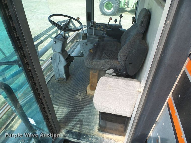 image for item DD0470 1994 Gleaner R62 combine