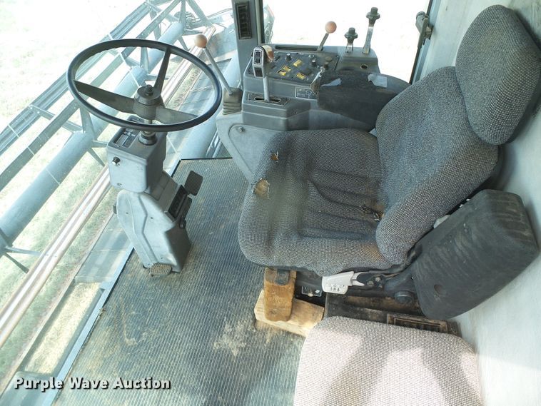 image for item DD0470 1994 Gleaner R62 combine