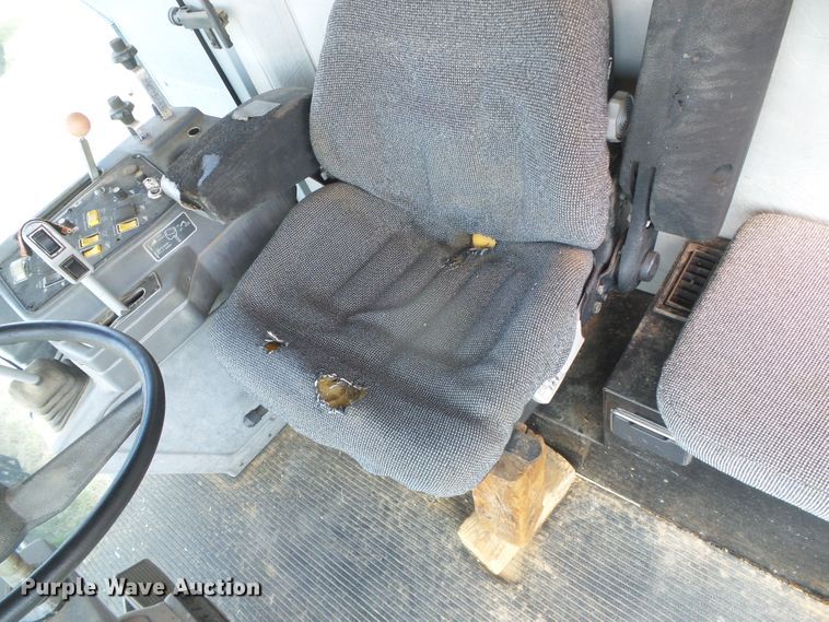 image for item DD0470 1994 Gleaner R62 combine