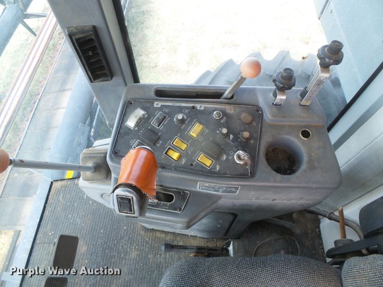 image for item DD0470 1994 Gleaner R62 combine