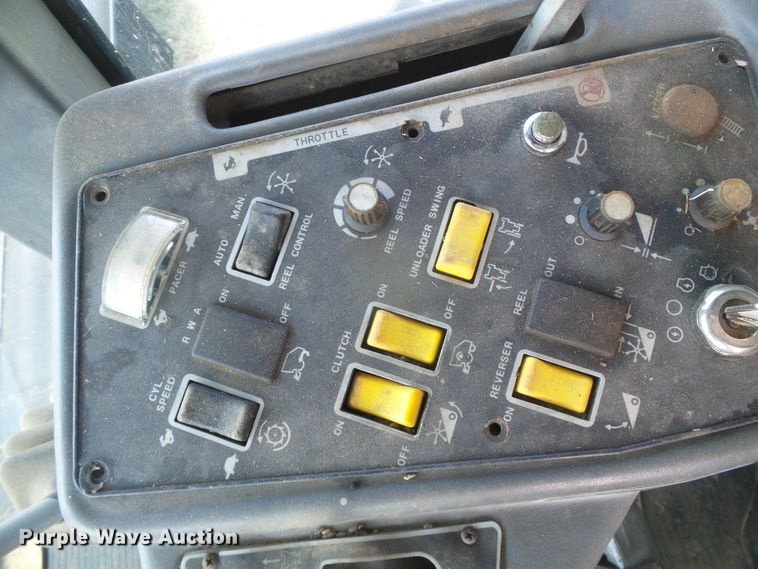 image for item DD0470 1994 Gleaner R62 combine