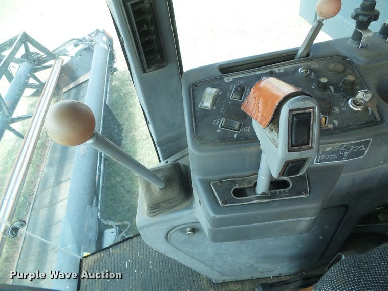 image for item DD0470 1994 Gleaner R62 combine