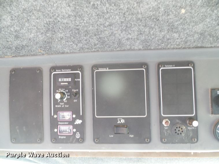 image for item DD0470 1994 Gleaner R62 combine