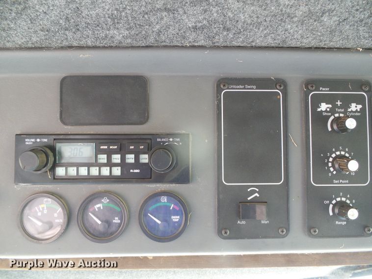 image for item DD0470 1994 Gleaner R62 combine