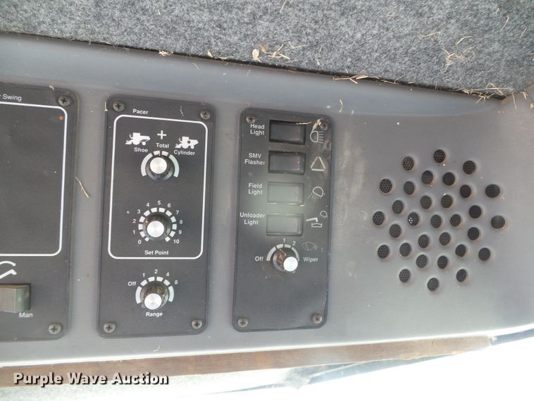 image for item DD0470 1994 Gleaner R62 combine