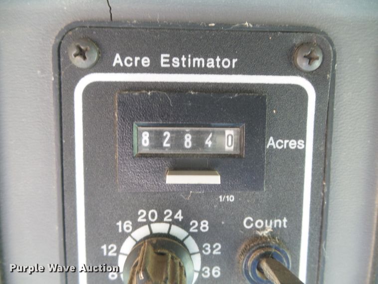 image for item DD0470 1994 Gleaner R62 combine