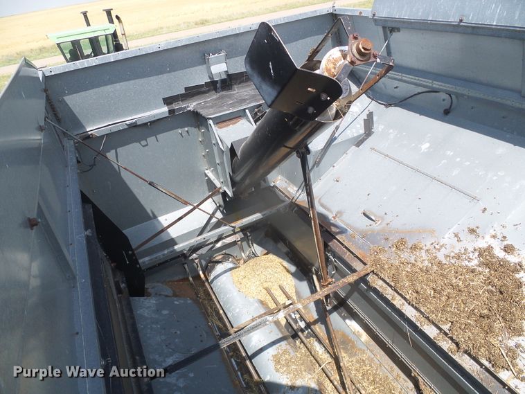 image for item DD0470 1994 Gleaner R62 combine