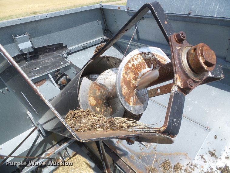 image for item DD0470 1994 Gleaner R62 combine