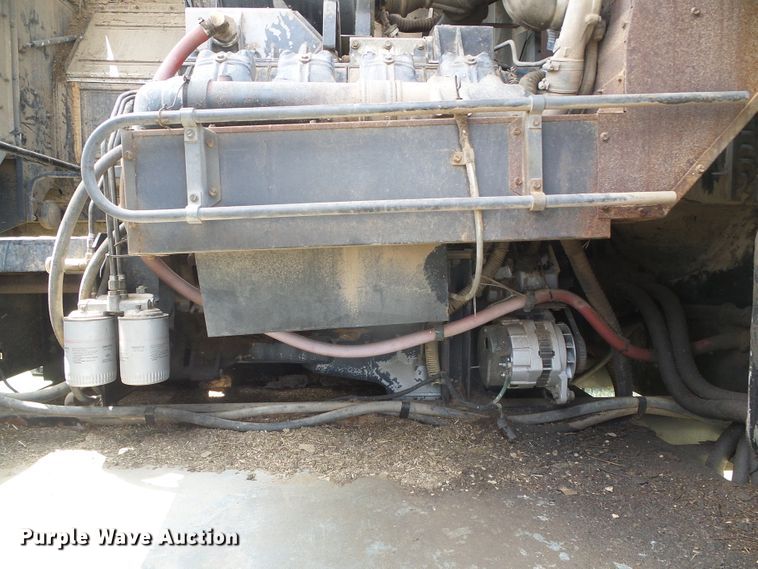 image for item DD0470 1994 Gleaner R62 combine