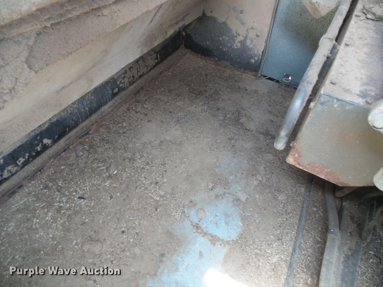 image for item DD0470 1994 Gleaner R62 combine