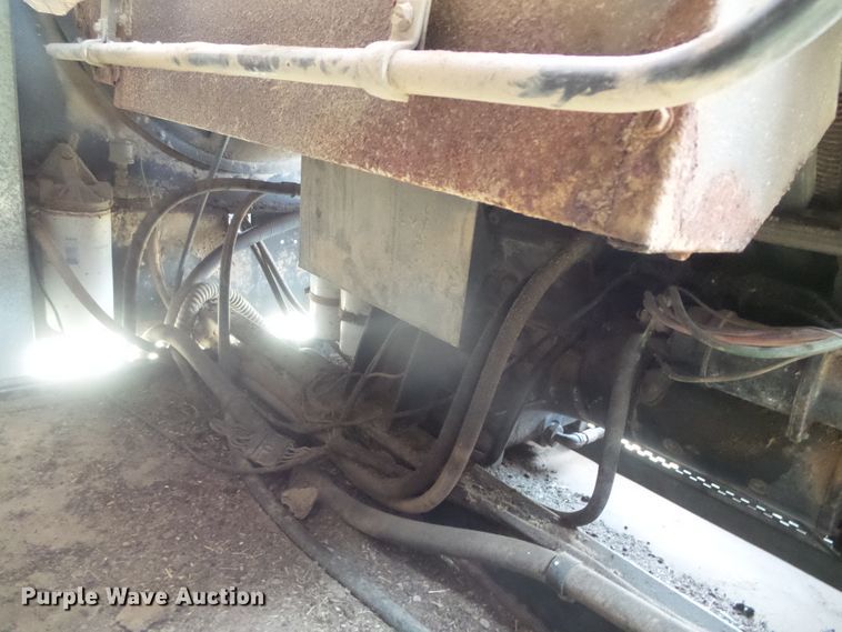 image for item DD0470 1994 Gleaner R62 combine