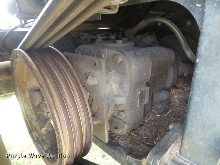 image for item DD0470 1994 Gleaner R62 combine