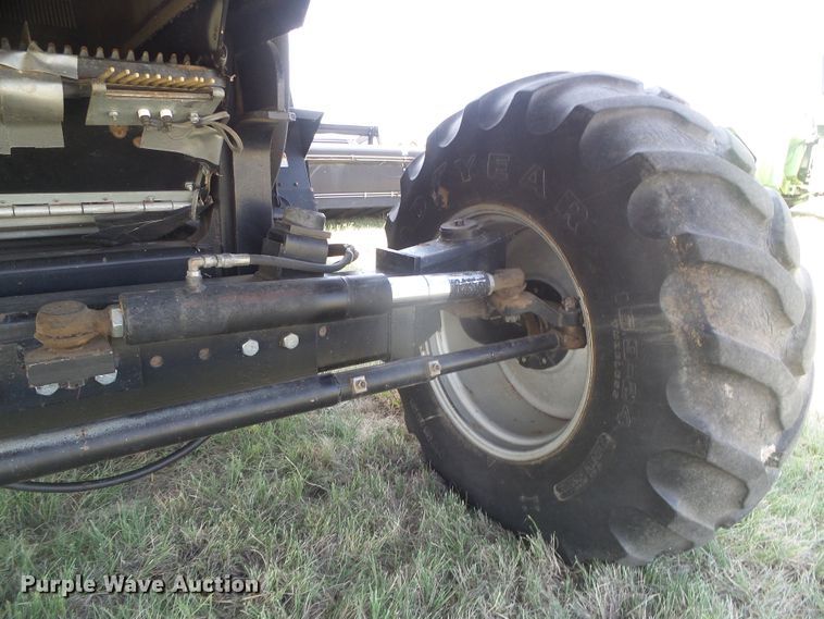 image for item DD0470 1994 Gleaner R62 combine