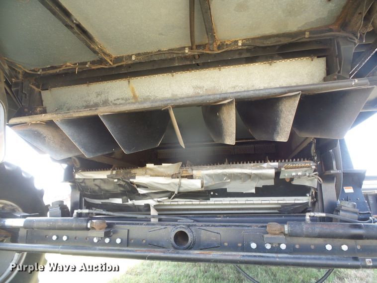 image for item DD0470 1994 Gleaner R62 combine