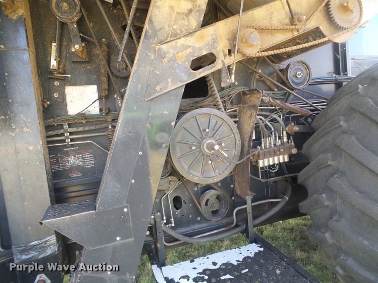 image for item DD0470 1994 Gleaner R62 combine