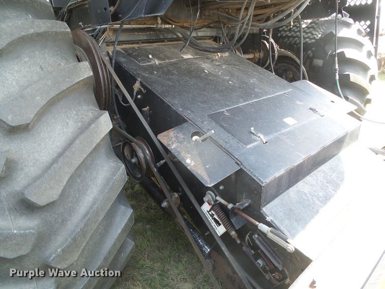 image for item DD0470 1994 Gleaner R62 combine