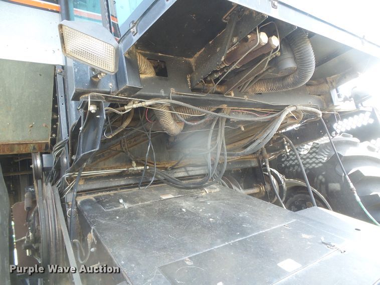 image for item DD0470 1994 Gleaner R62 combine