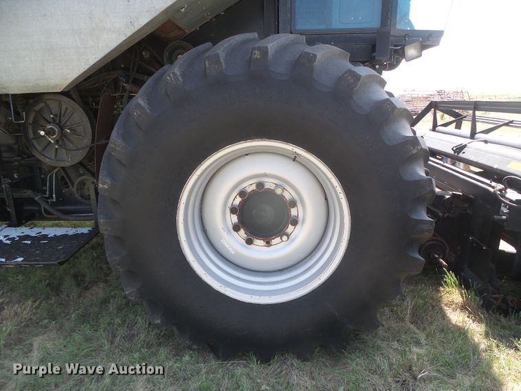 image for item DD0470 1994 Gleaner R62 combine