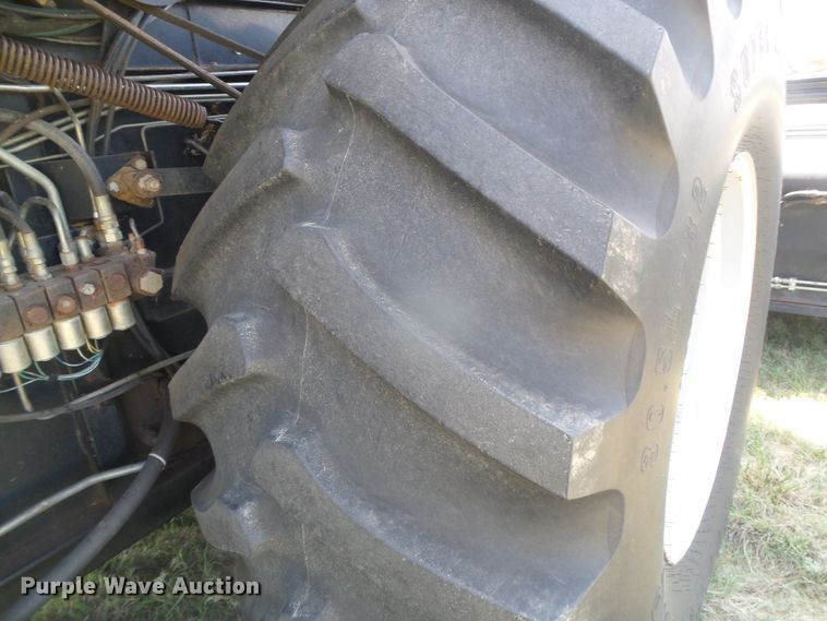 image for item DD0470 1994 Gleaner R62 combine