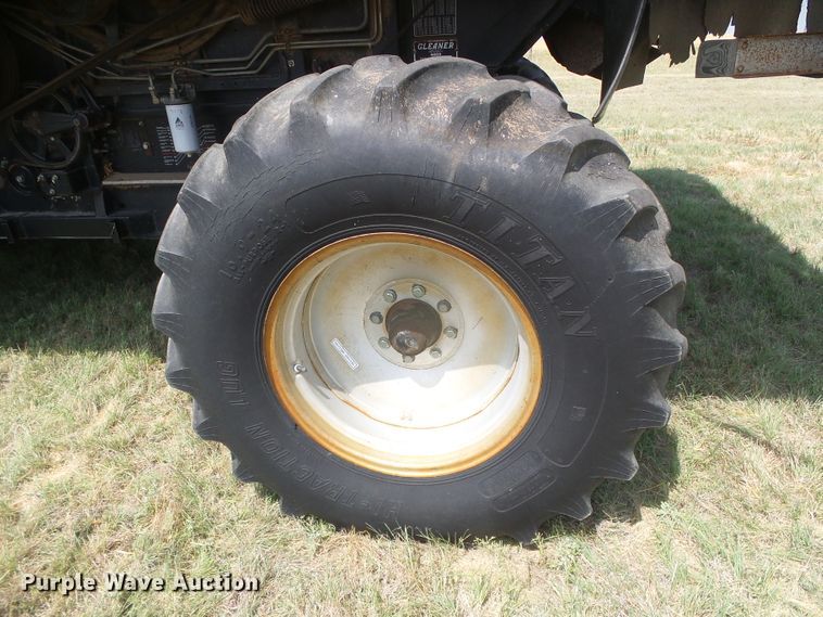 image for item DD0470 1994 Gleaner R62 combine