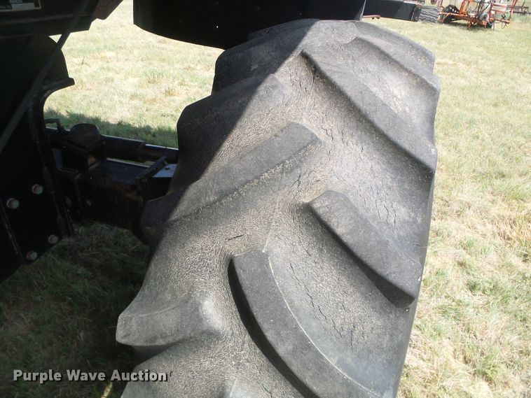 image for item DD0470 1994 Gleaner R62 combine