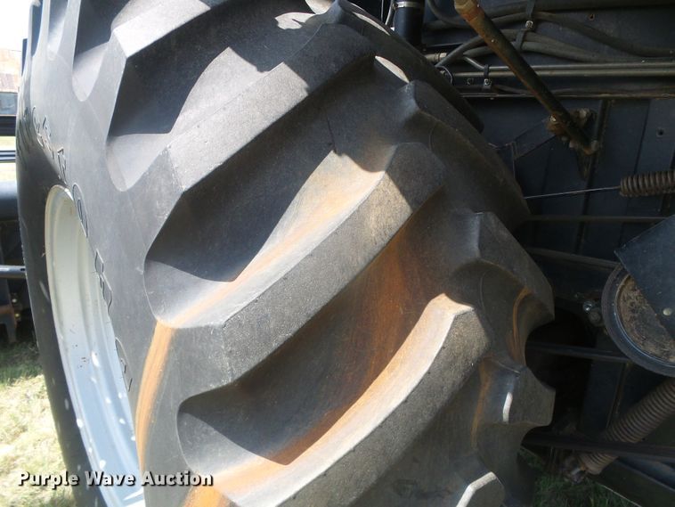 image for item DD0470 1994 Gleaner R62 combine