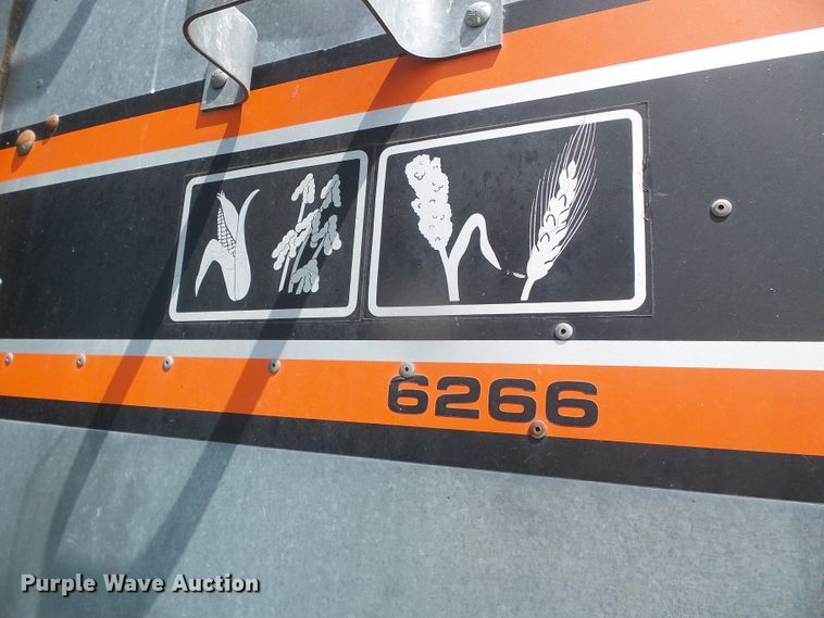 image for item DD0470 1994 Gleaner R62 combine