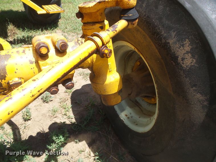 image for item DD0497 Minneapolis Moline G1355  tractor