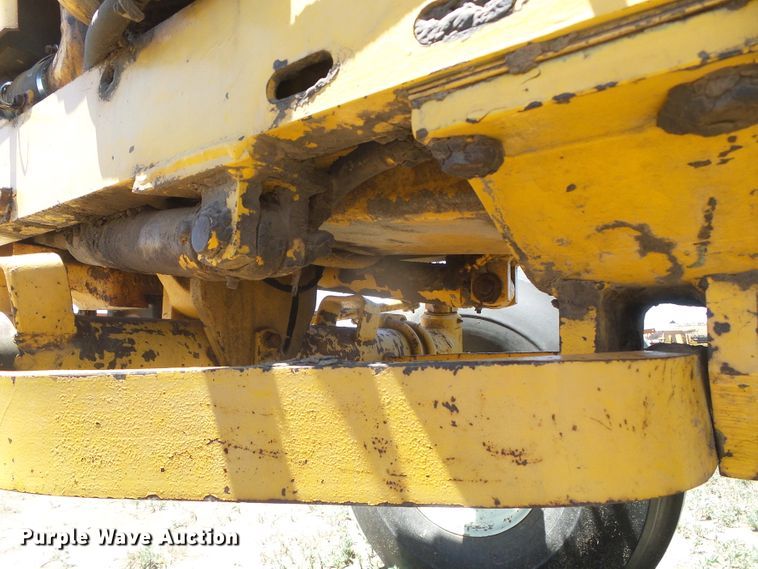 image for item DD0497 Minneapolis Moline G1355  tractor