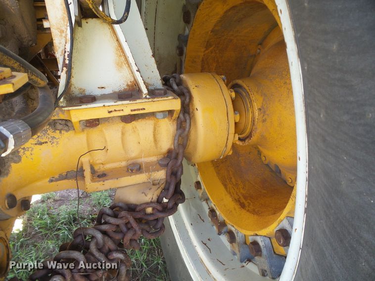 image for item DD0497 Minneapolis Moline G1355  tractor