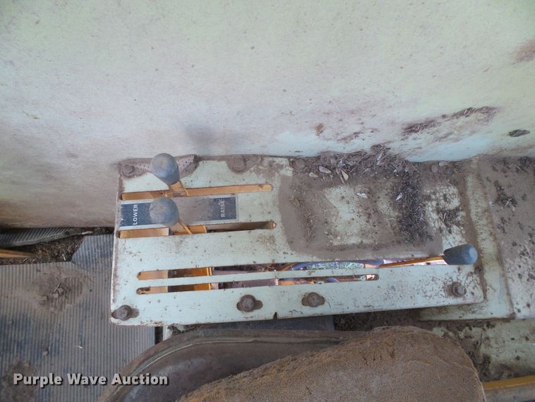 image for item DD0497 Minneapolis Moline G1355  tractor