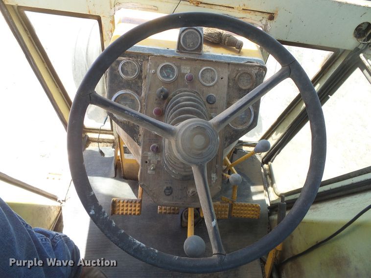 image for item DD0497 Minneapolis Moline G1355  tractor