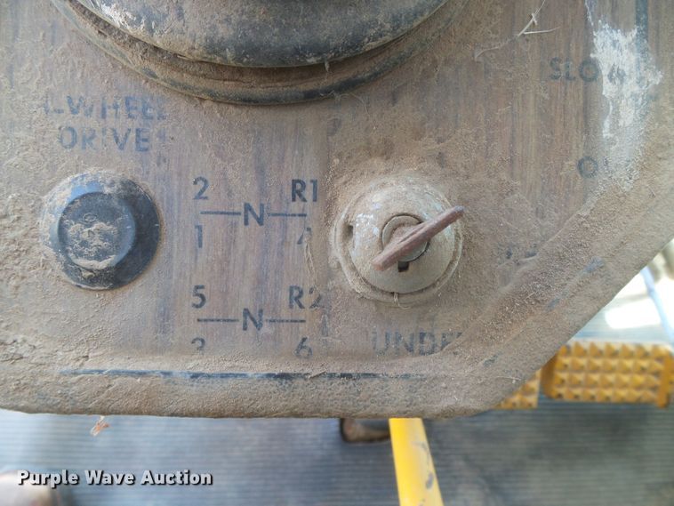 image for item DD0497 Minneapolis Moline G1355  tractor