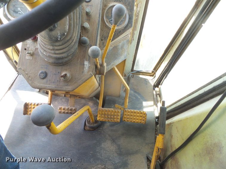 image for item DD0497 Minneapolis Moline G1355  tractor