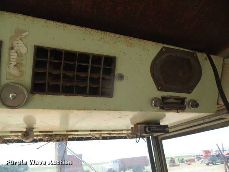 image for item DD0497 Minneapolis Moline G1355  tractor